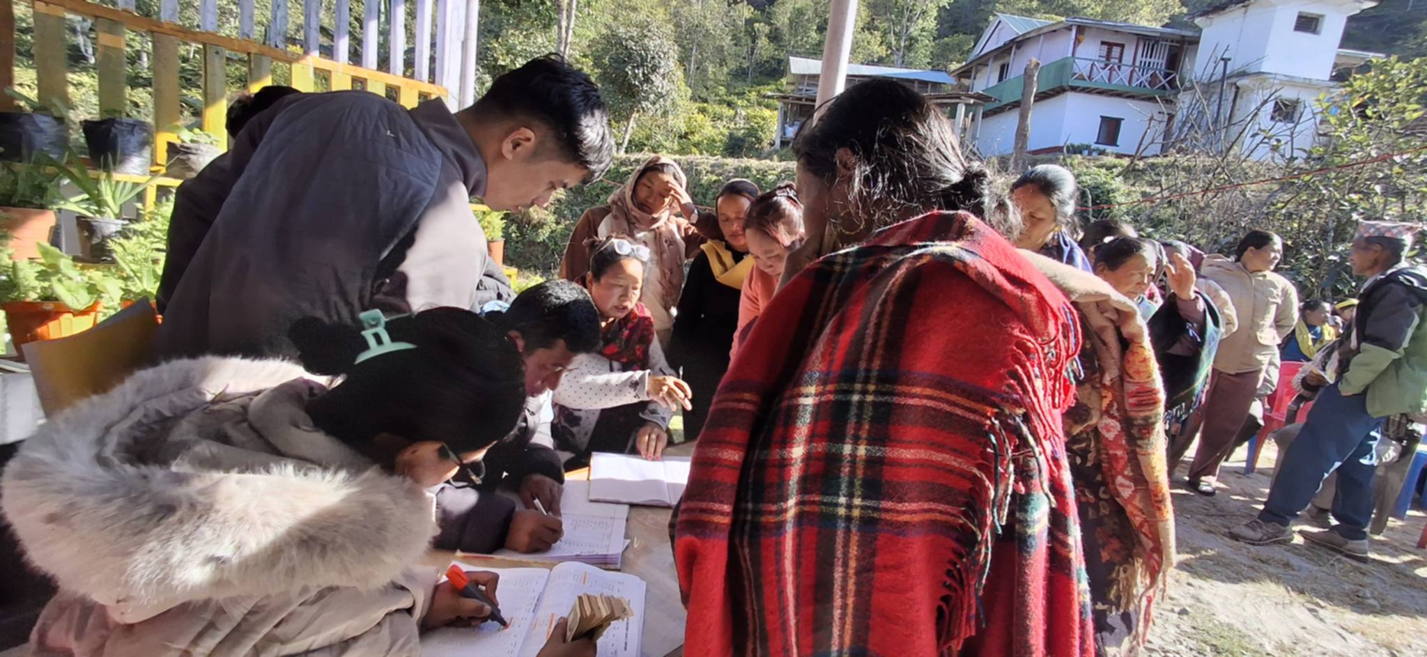 यातायात खर्चवापत रु. ५ सय रुपैयाँ बुझ्दै शेयर सदस्यहरु ।