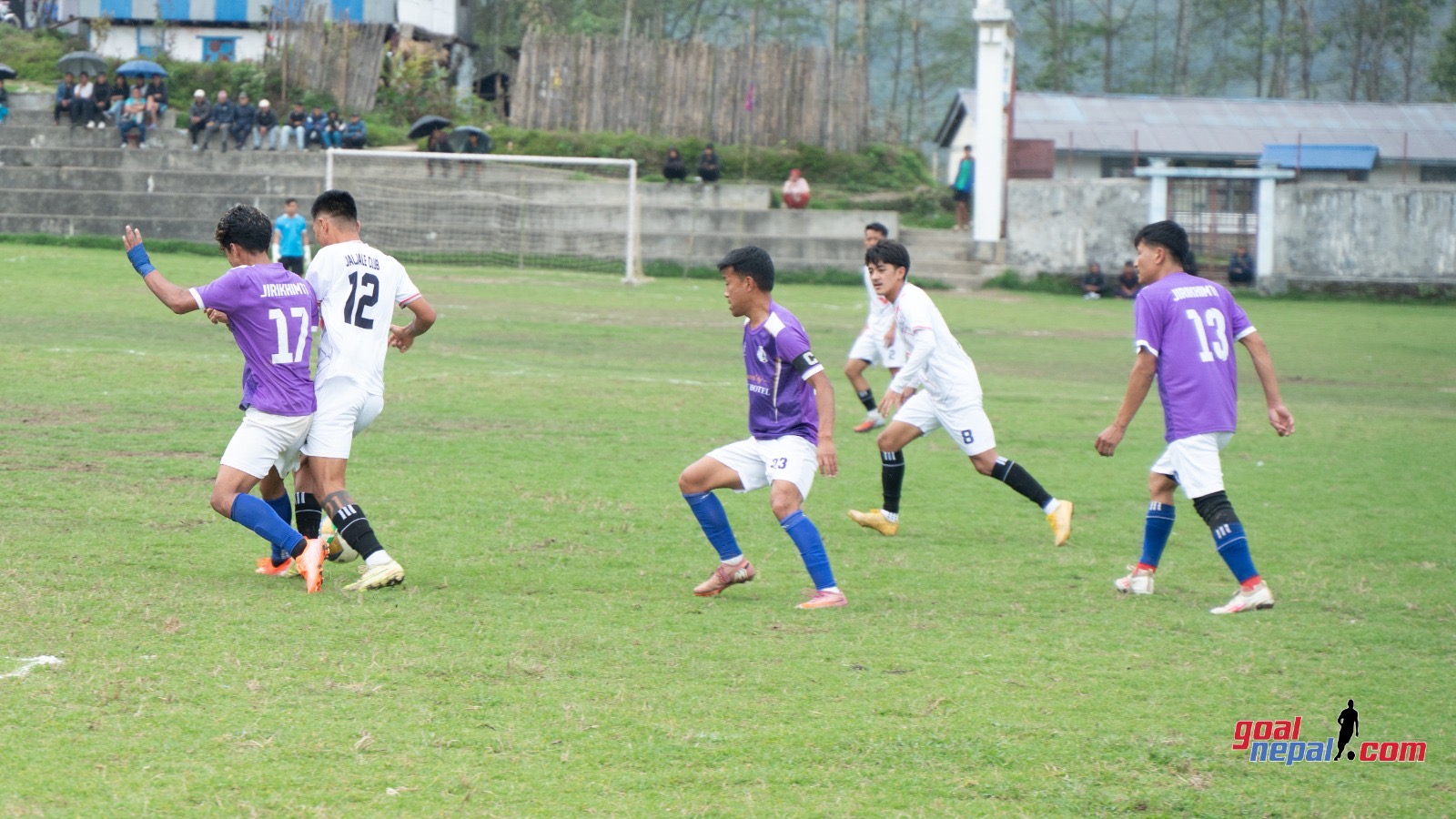 बलमा संघर्ष गर्दै खेलाडीहरु । तस्बिरः गोल नेपाल