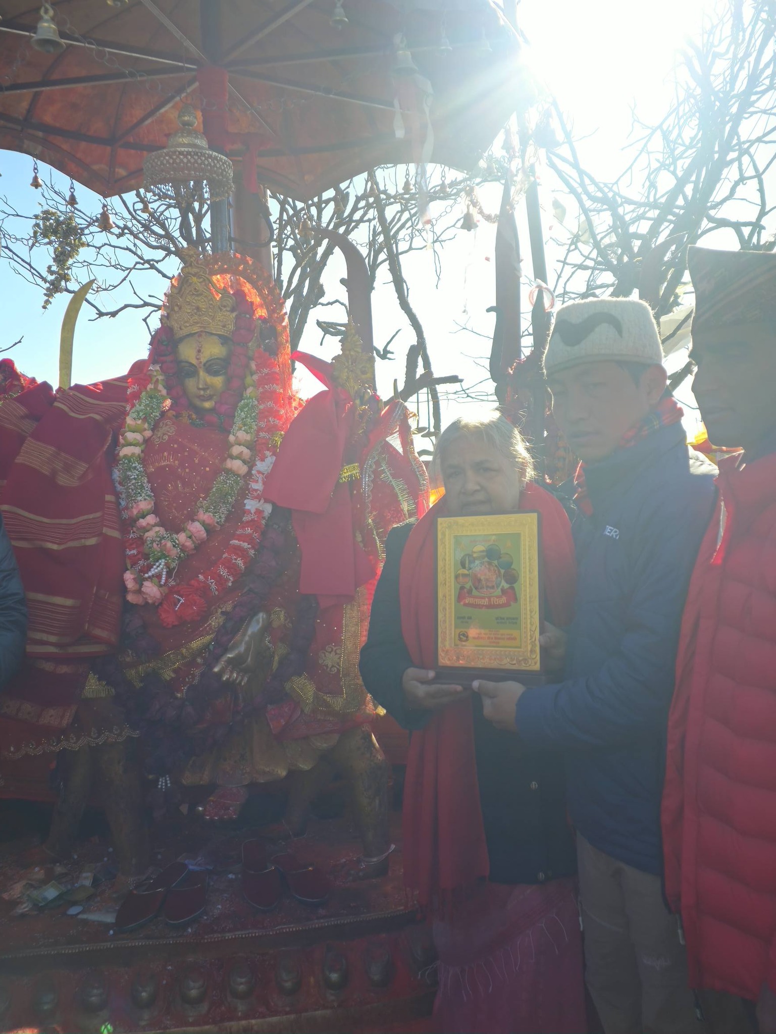 पाथीभरा क्षेत्र विकास समितिले दिएको मायाको चिनो ग्रहणगर्दै प्रधानन्त्री सुशीला कार्की