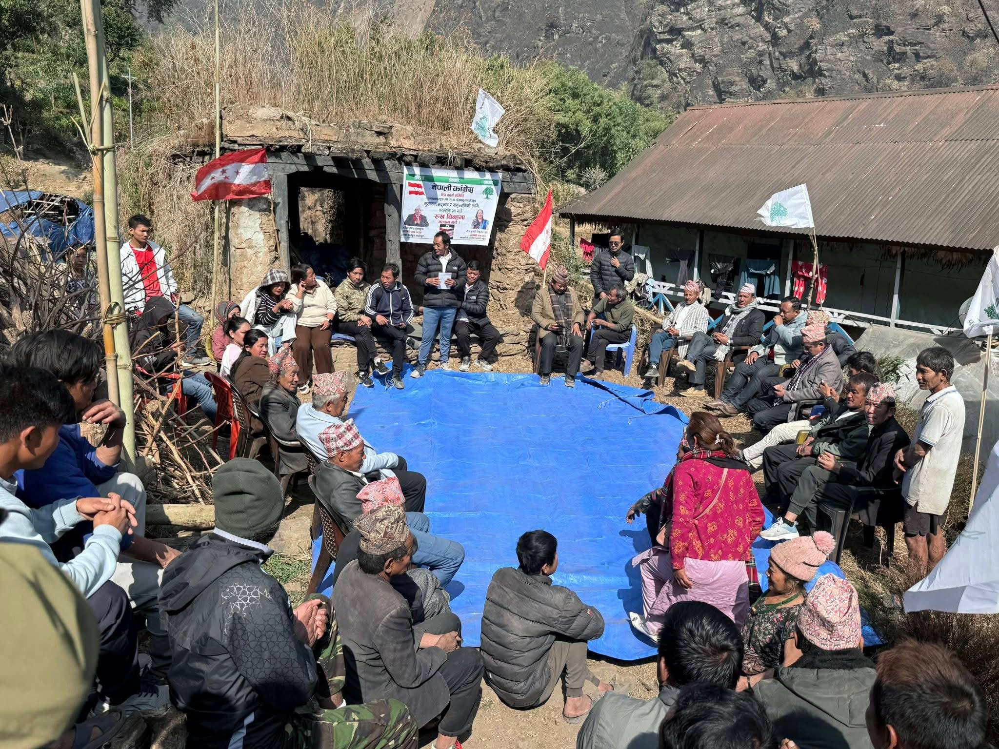 मतदाताको घरदैलो गर्ने क्रममा मतदातासँग छलफल गर्दै काग्रेस उम्मेदवार गजेन्द्र प्रसाद तुम्याङ ।