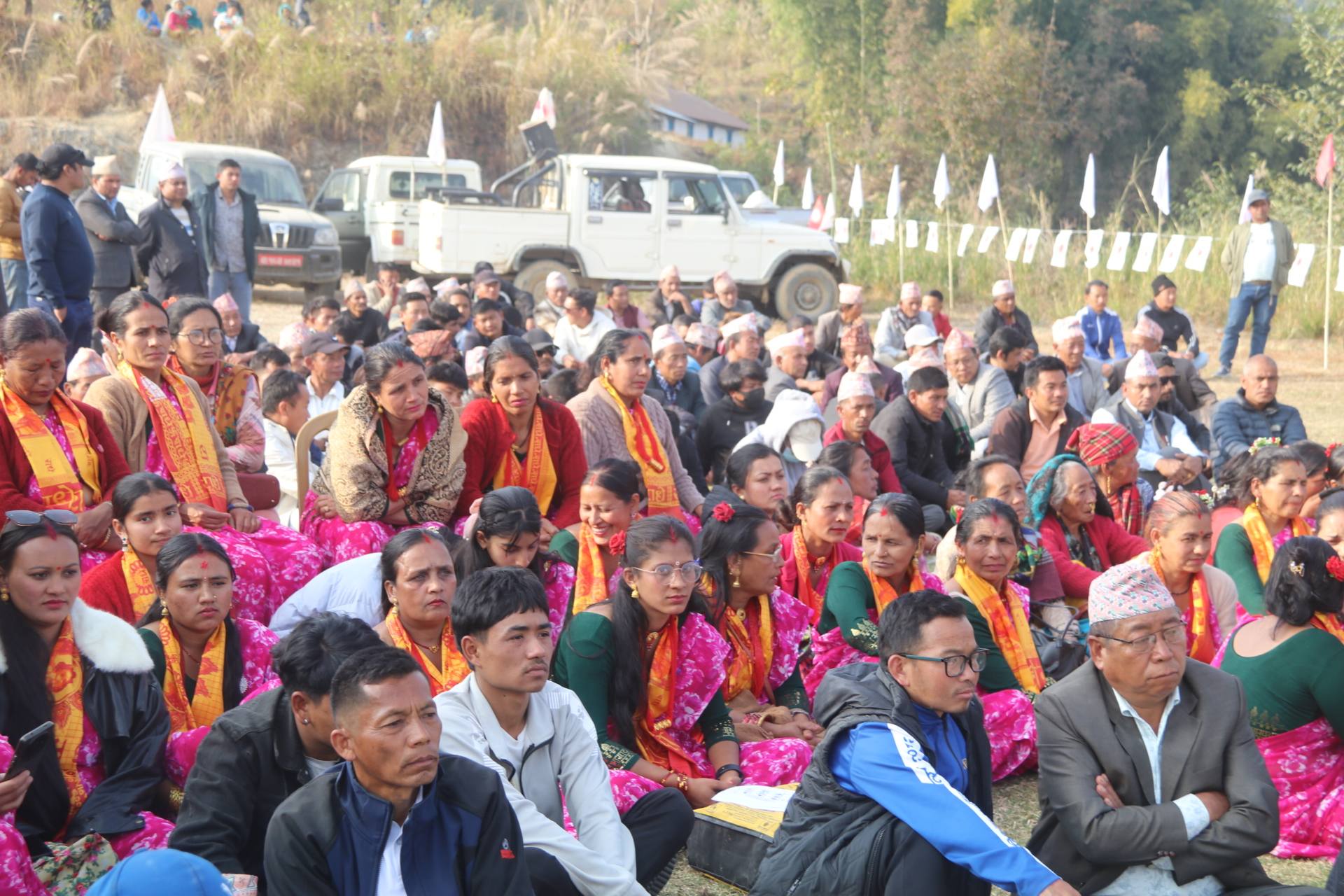 सिदिङवा गाउँपालिकामा आयोजित चुनाव आमसभामा सहभागी मतदाताहरु ।